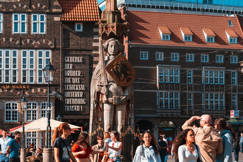 Bremer Roland auf dem Marktplatz in Bremen neben dem Rathaus