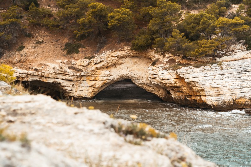 Eingang zur Grotta dei Due Occhi vom Wasser aus