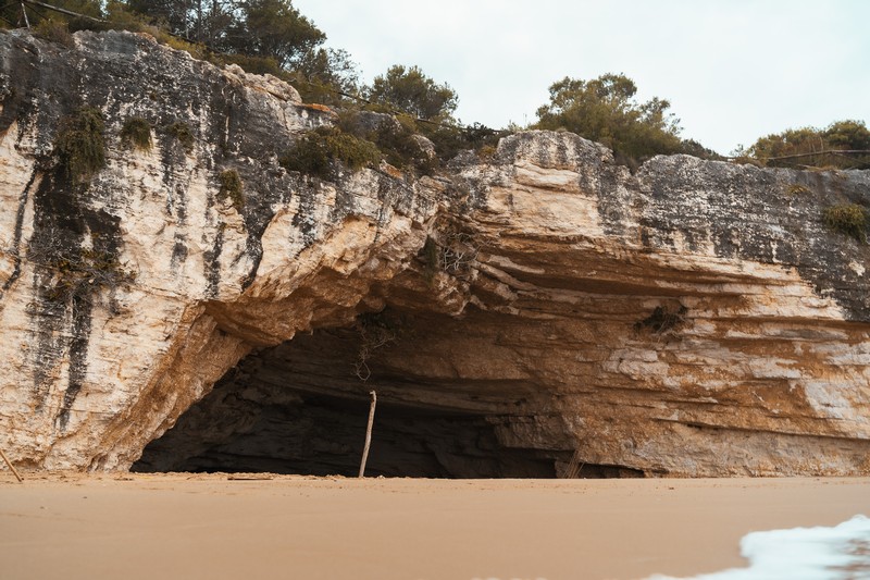 Spiaggia dei Colombi unter einer Klippe mit Höhle