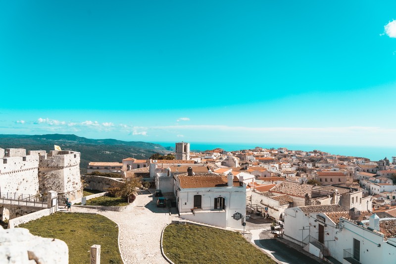 Blick von den Mauern des Castello di Monte Sant’Angelo