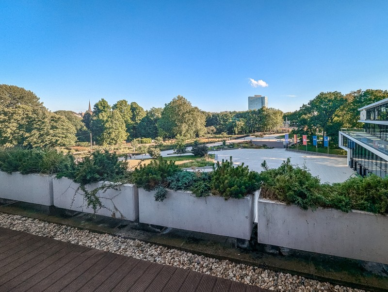 Blick von der Terrasse des Spa-Bereichs auf den Planten un Blomen im Raddison Blue