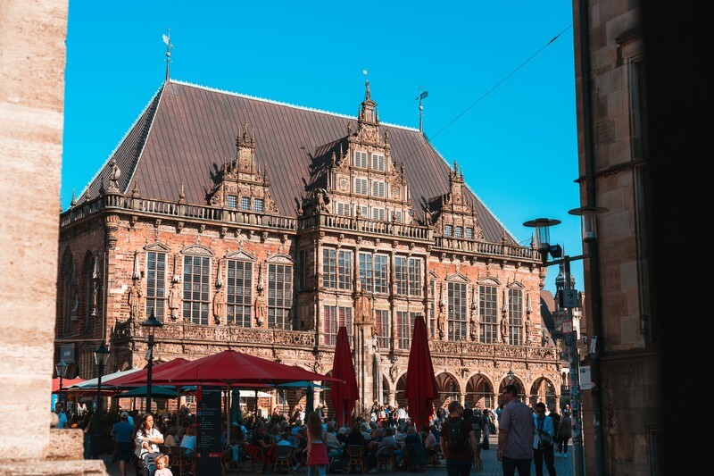 Bremer Rathaus mit vielen Verzierungen am belebten Marktplatz