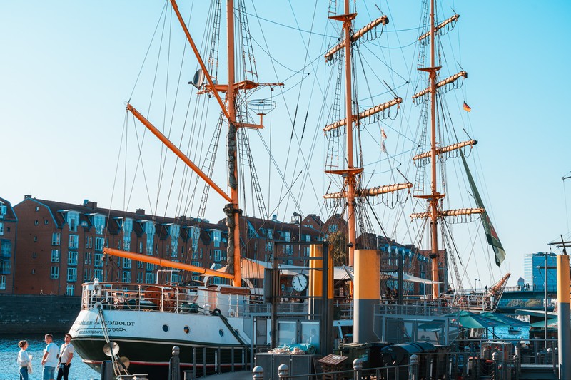 Schiff Alexander von Humboldt am Weserufer in Bremen