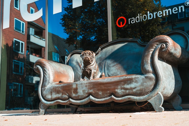 Biedermeiersofa mit Mops Bronzestatue vor dem Funkhaus des Radio Bremen