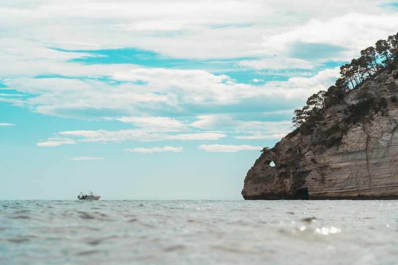 Boot vor einem Felsen beim Spiaggia di Vignanotica