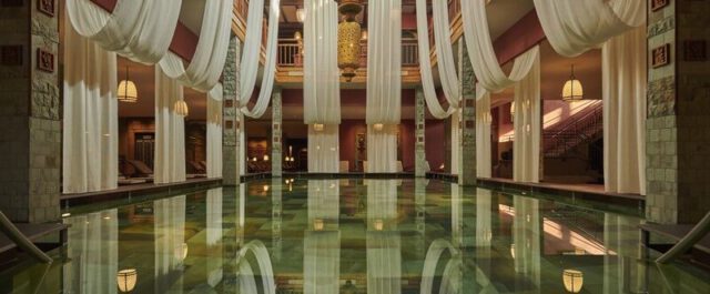 Der große Innenpool des Vabali Spa