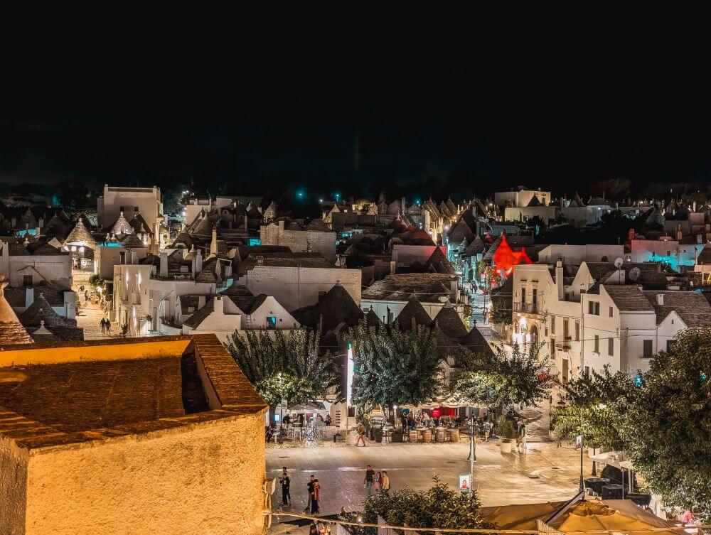 Alberobello bei Nacht