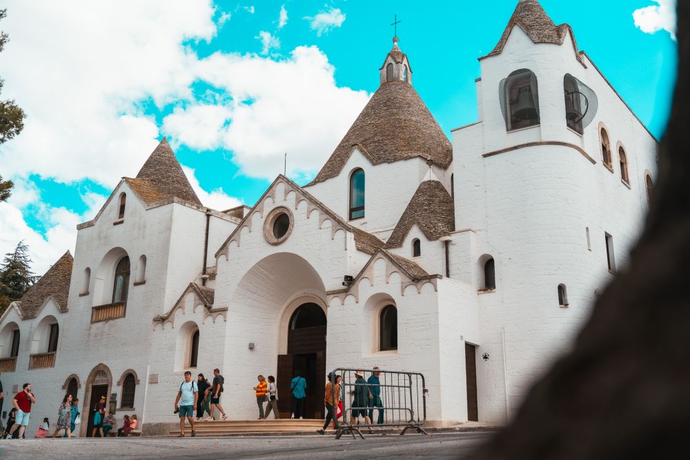 Eine besondere Alberobello Sehenswürdigkeit: Eine Kirche aus Trulli