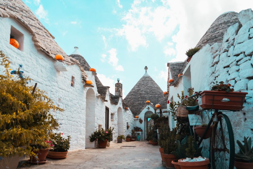 Historischer Trullo in Aia Piccola mit Kürbissen verziert.