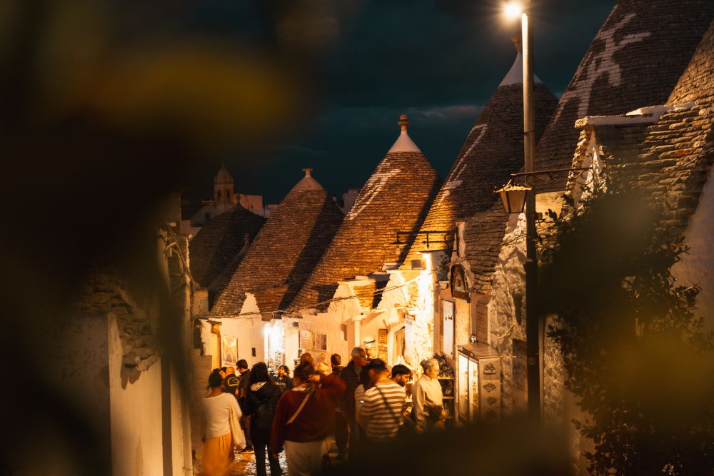 Menschenmenge auf den Trulli-Straßen