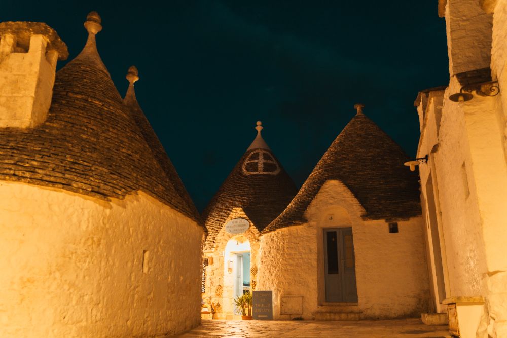 Trulli beleuchtet bei Nacht