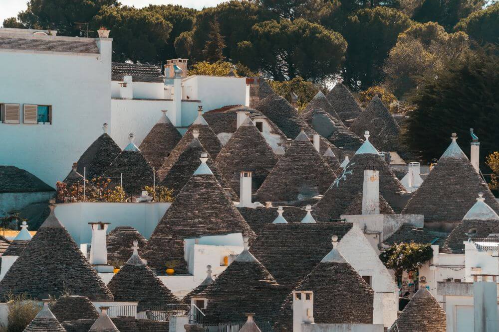 Trulli mit ihren kegelförmigen Dächern in Alberobello