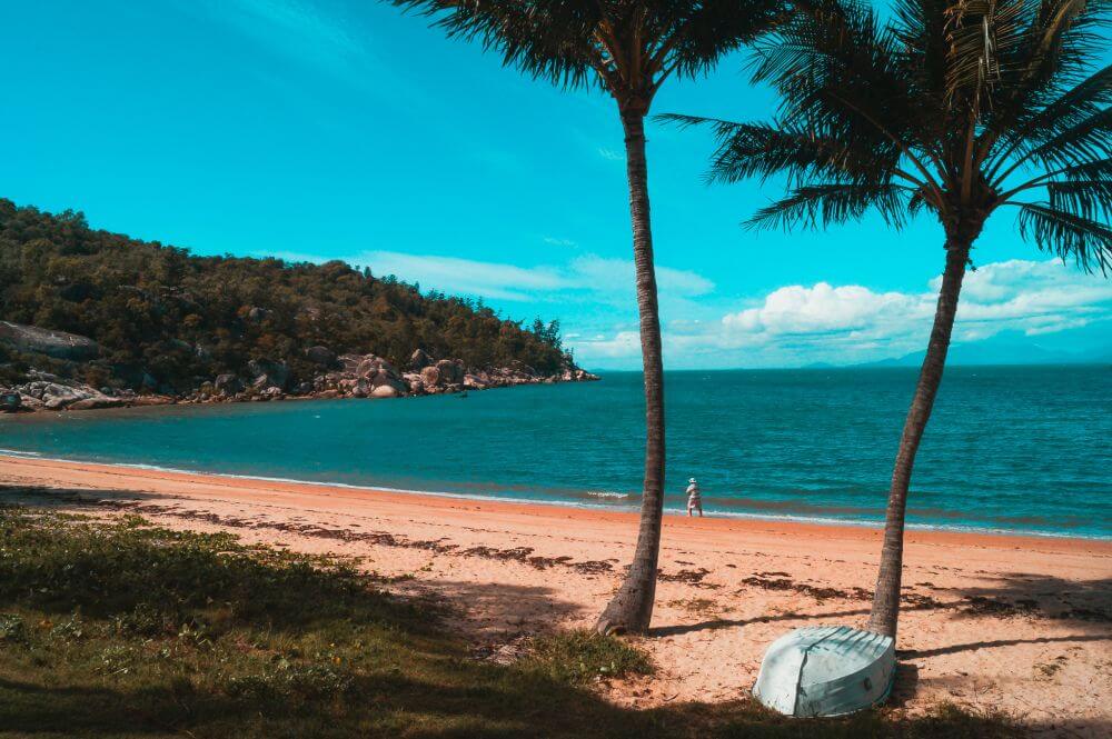 Strand von Magnetic Island mit Boot und Angler