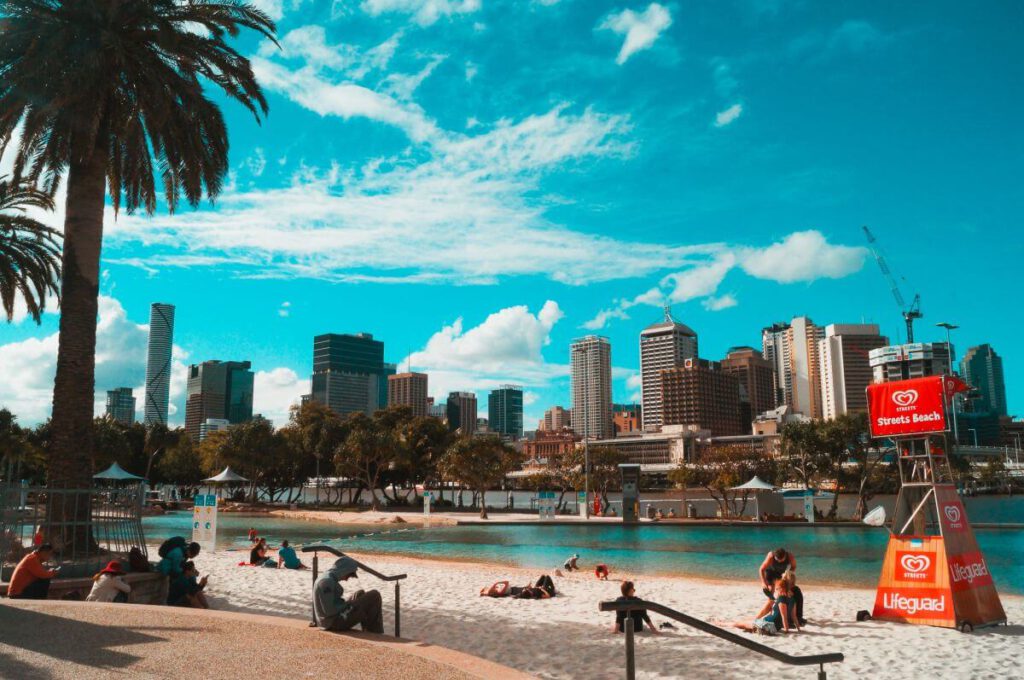 Brisbane Streets Beach mit Blick auf die Skyline