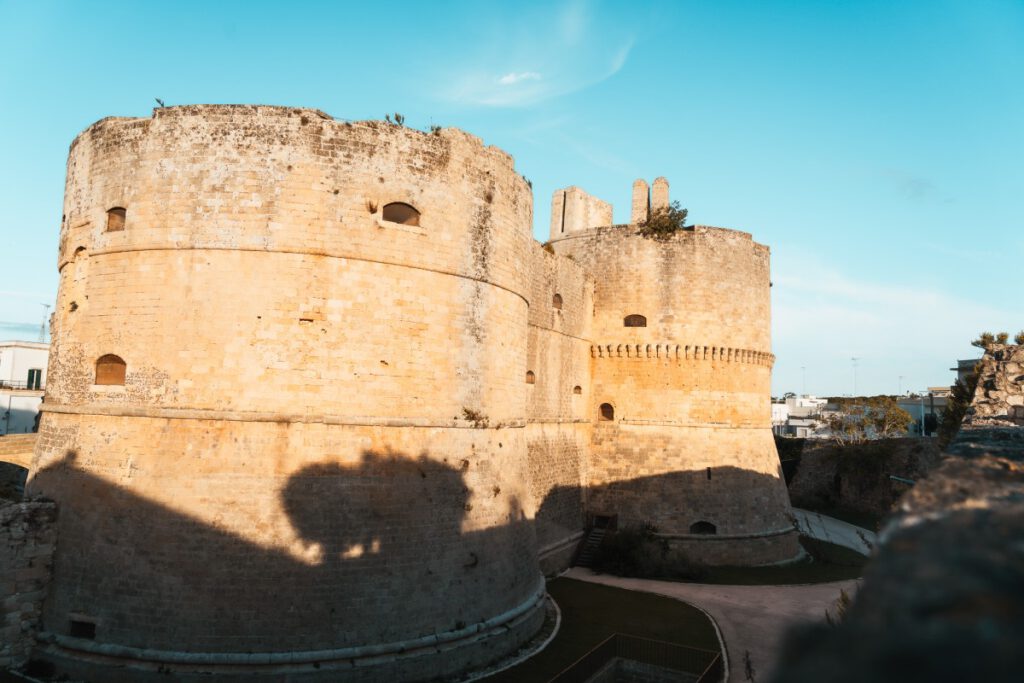 drei runde Türme aus Carparo-Kalkstein im Castello von Otranto