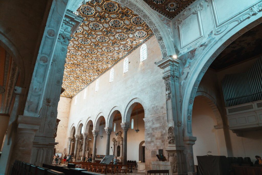 Kathedrale von Otranto mit ihrer goldenen Holzdecke