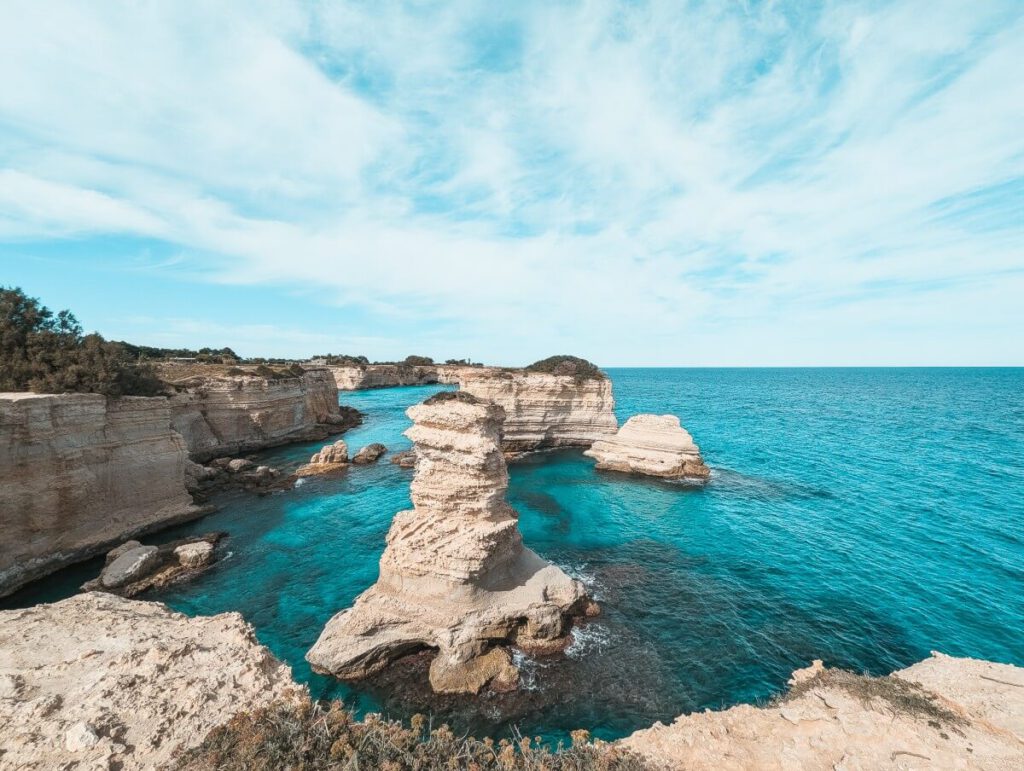 Beeindruckende Felsformationen aus Kalkstein am Faraglioni di Sant Andrea