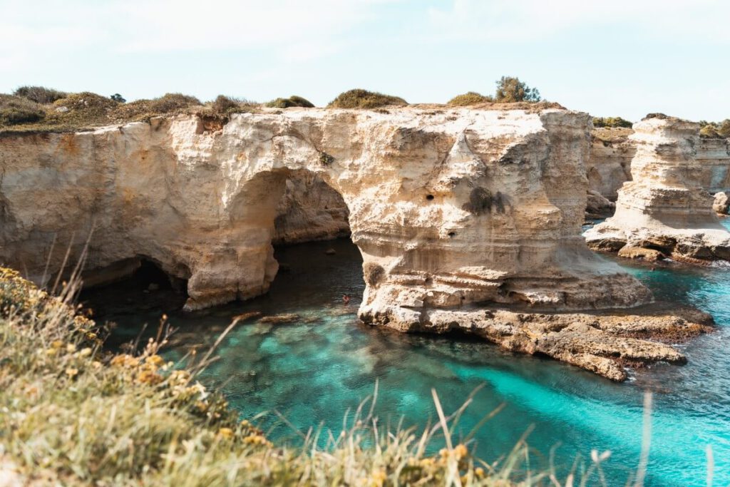 Bucht der Faraglioni di Sant Andrea Felsbogen