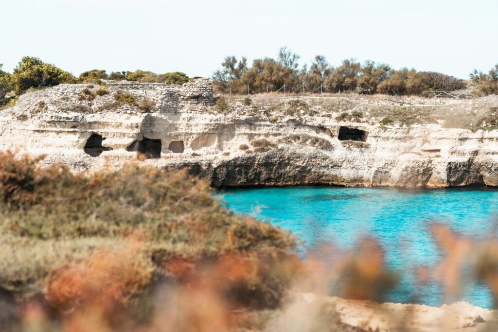 Küste um die Grotta della Poesia mit Höhlen