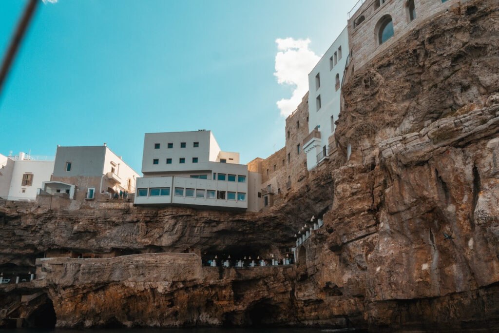 Tische des Grotta Palazzese Restaurant in einer Grotte unter der Stadt