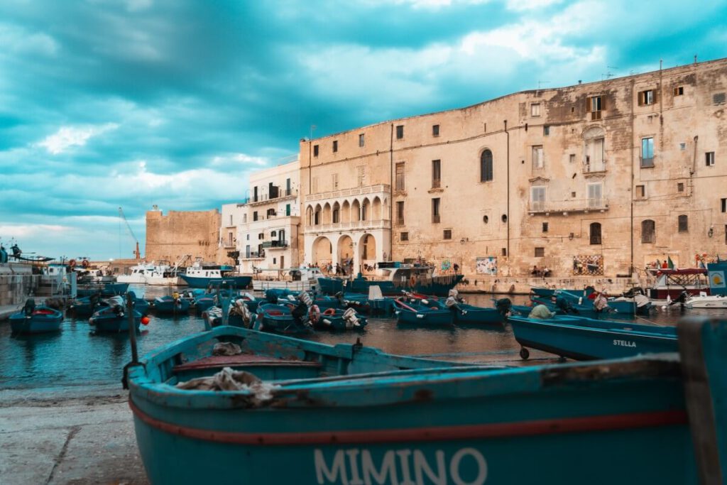 Die blauen Boote im Porto antico von Monopoli.