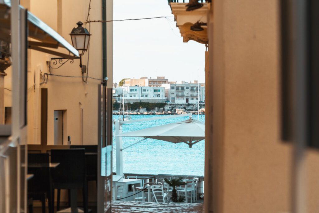 Blick auf die Bucht von Otranto von einer Seitengasse der Altstadt.