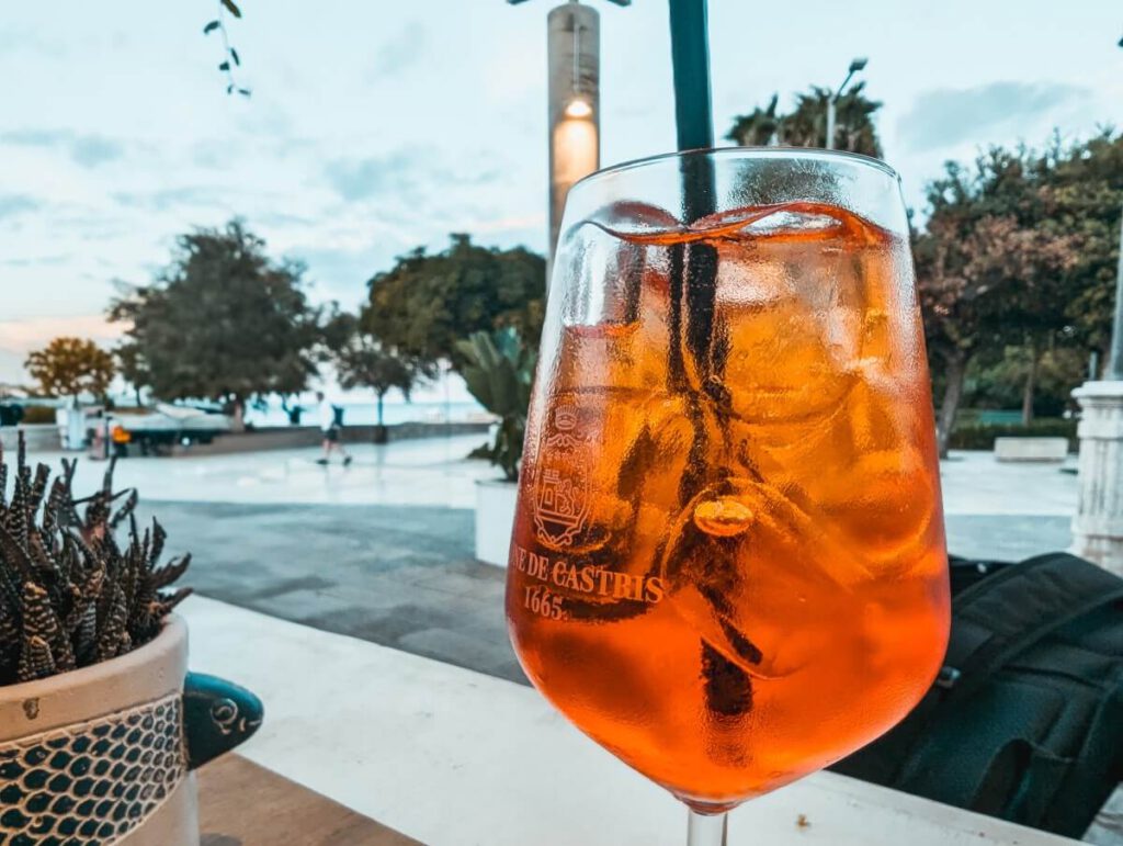 Aperol Spritz in einem Restaurant in Otranto