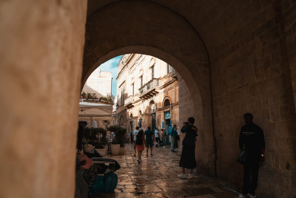 Das Arco Marchesale führt in die Altstadt von Polignano