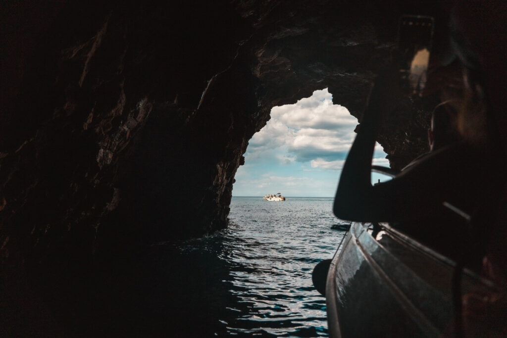 Boot in einer Höhle auf dem Wasser in Polignano a Mare