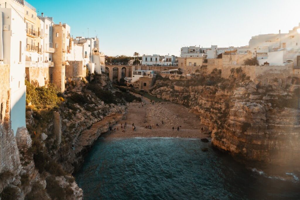 Eingebettet zwischen 2 Klippen: Der berühmte Stadtstrand von Polignano.