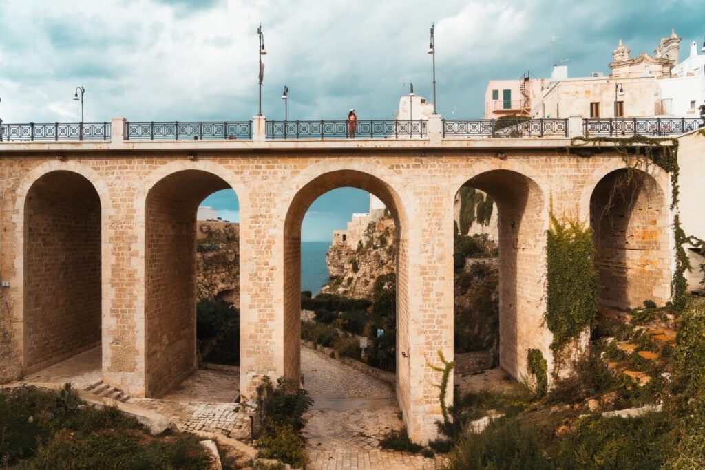 Brücke Ponte Borbonico mit ihren Rundbögen