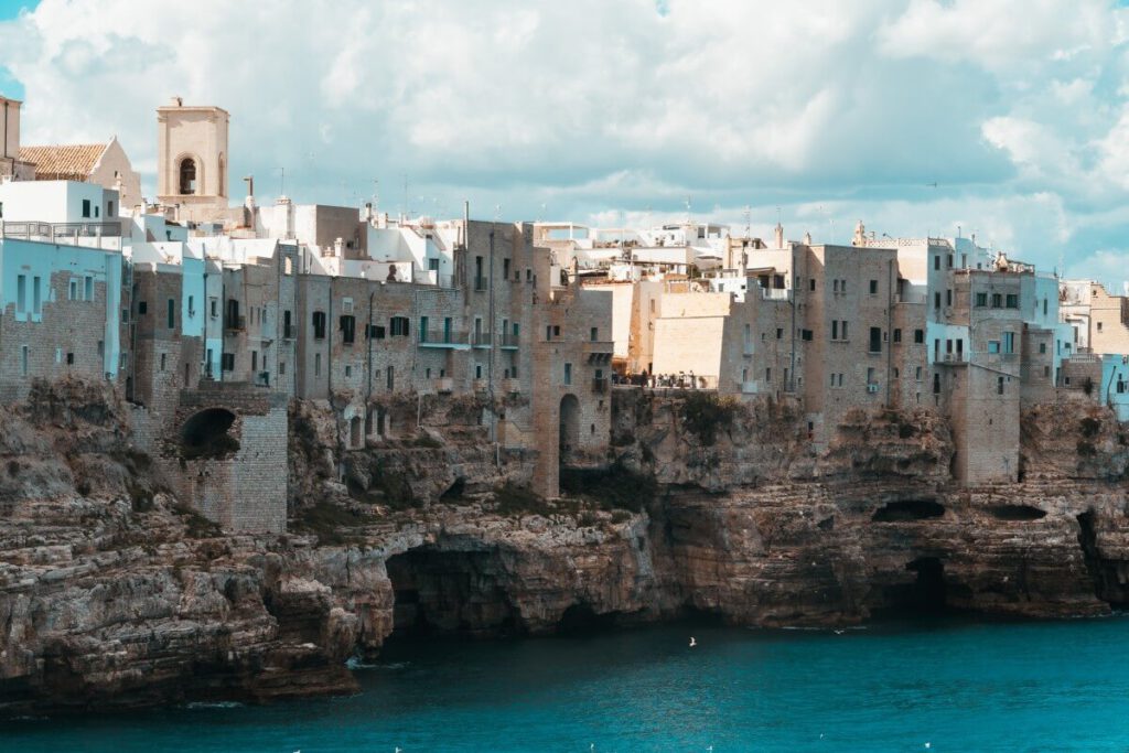 Häuser von Polignano a Mare entlang der Steilküste