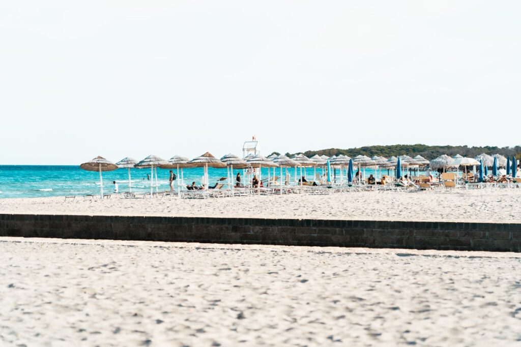 Sonnenschirme am Spiaggia Alimini.