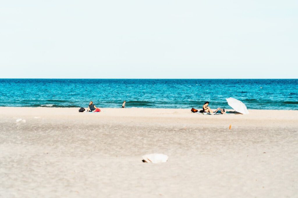 Leute liegen am Strand Spiaggia Libera