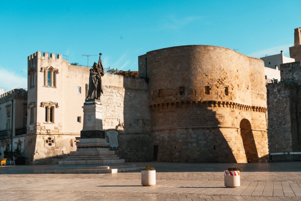 Torre Alfonsina und Stadtmauer.