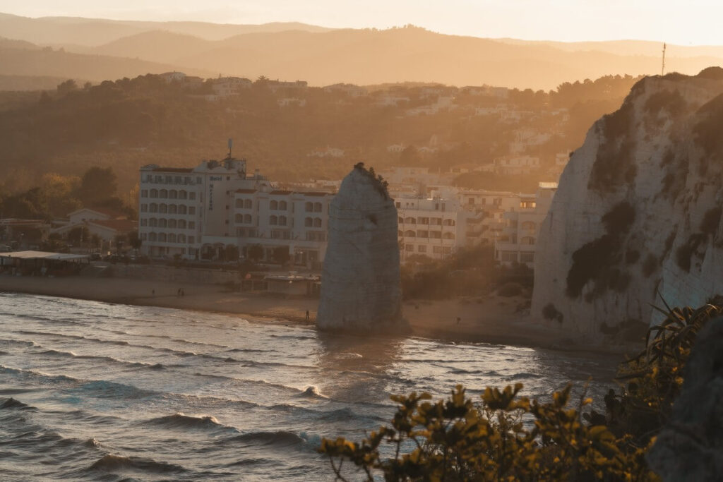 Sonnenuntergang am Monolite Pizzomunno in Vieste