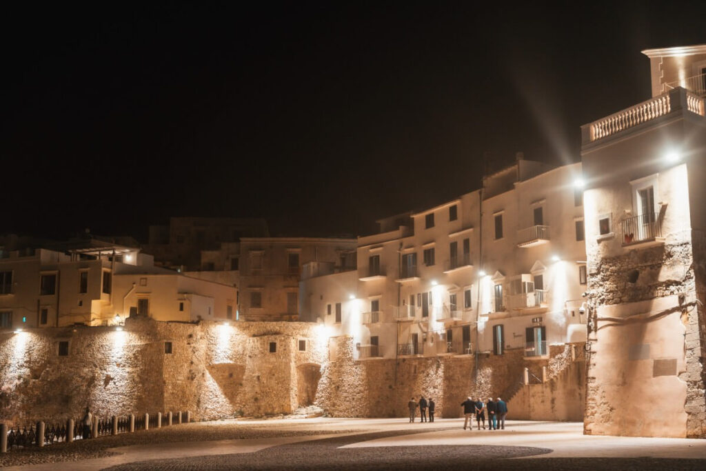 beleuchtete Stadtmauern von Vieste