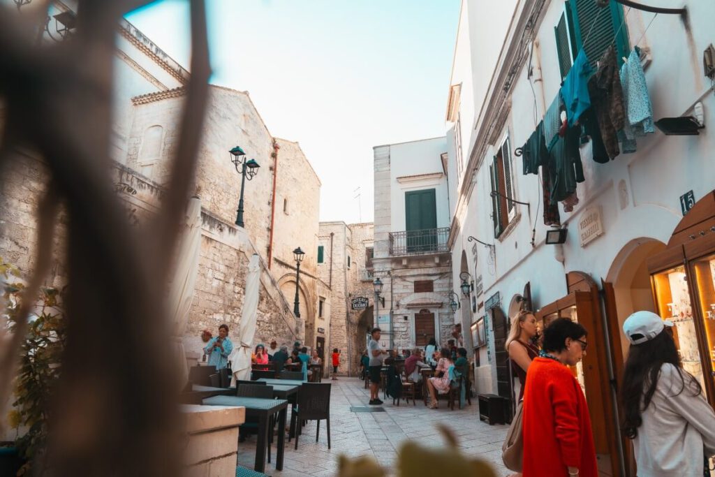 Die Via Duomo ist eine belebte Straße in Vieste