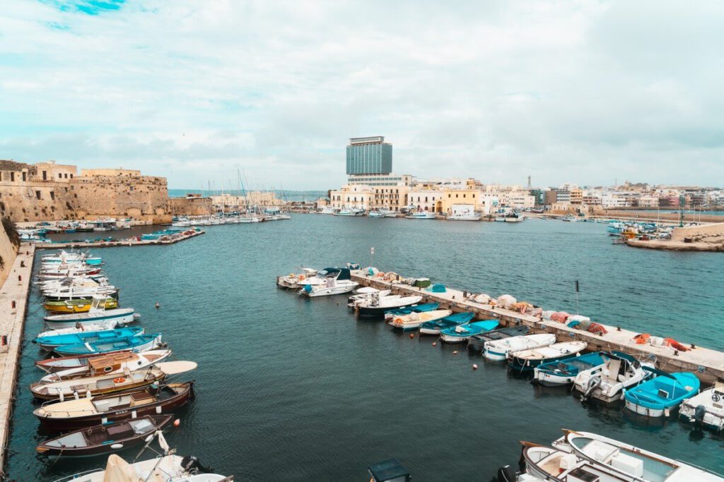 Blick auf den historischen Hafen von Gallipoli mit der Neustadt im Hintergrund