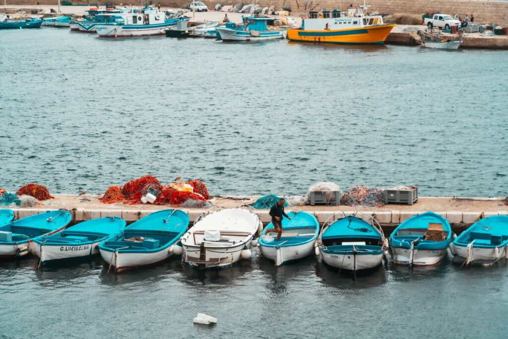 Man läuft über Boote am historischen Hafen von Gallipoli.