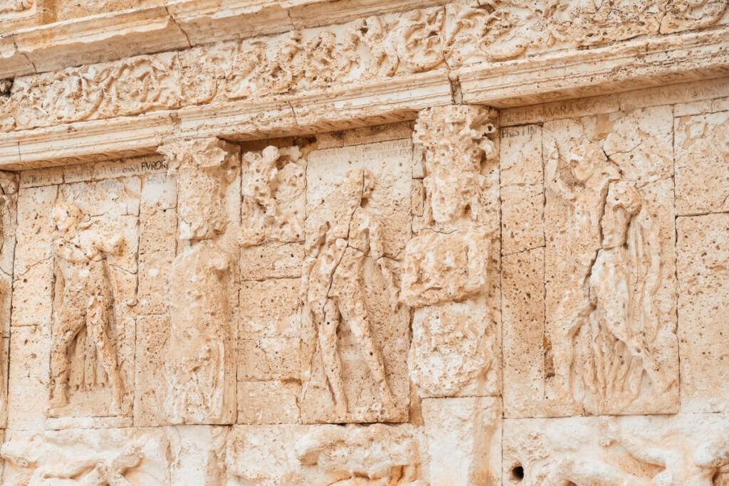 filigrane Reliefs mit drei mythologischen Szenen: die Metamorphosen von Dirce, Salmacis und Byblis