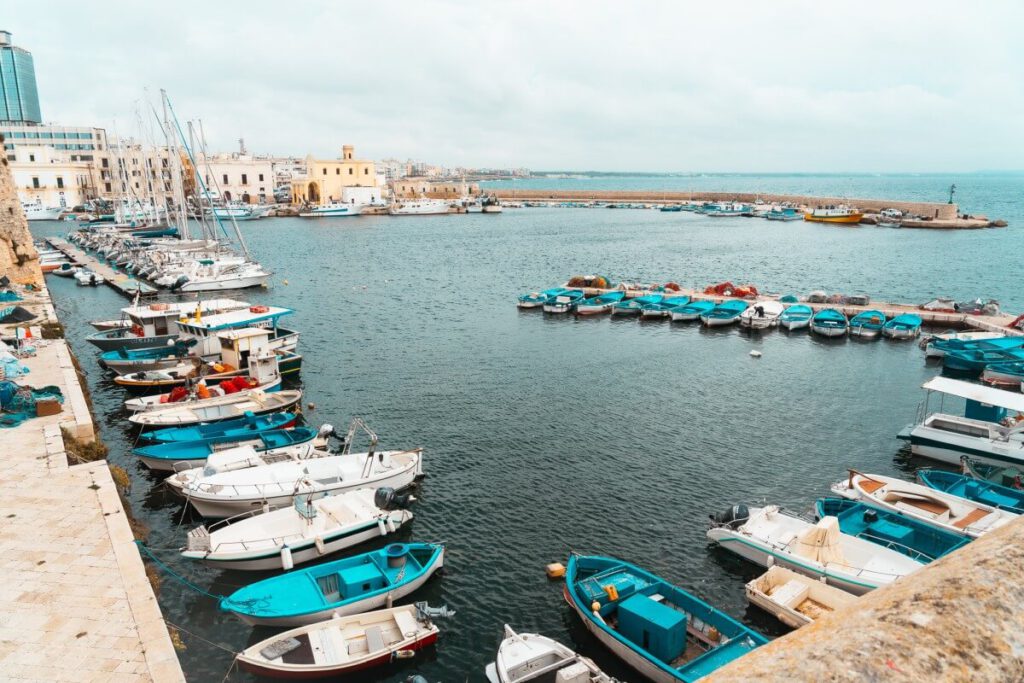 historischer Hafen mit Blick auf die Altstadt von Gallipoli