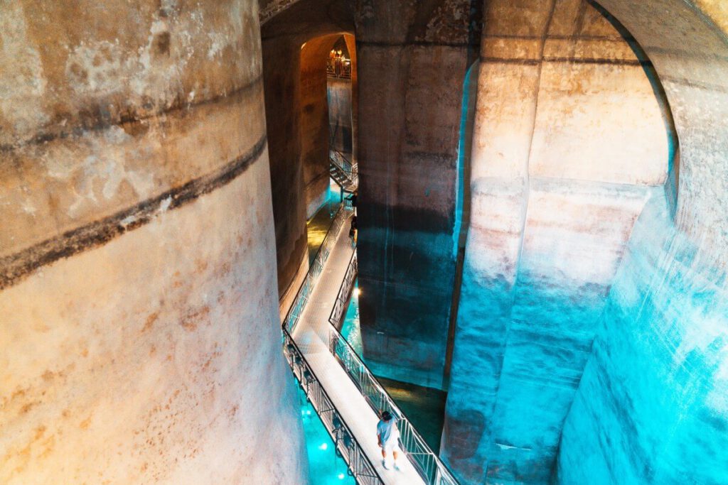 Das Innere der Zisterne Palombargo Lungo in Matera Italien