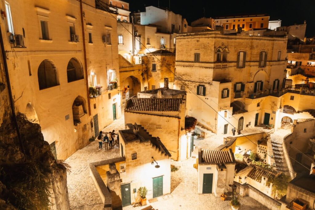 Beleuchteter Platz in Matera