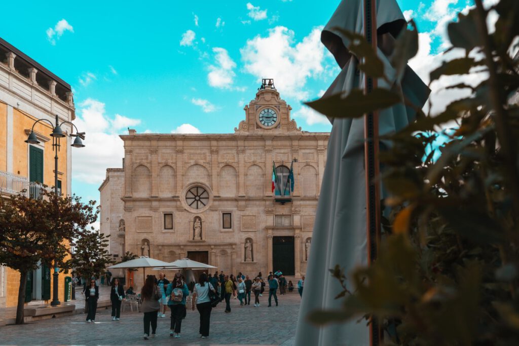 Der Platz Piazzetta G Pascoli.