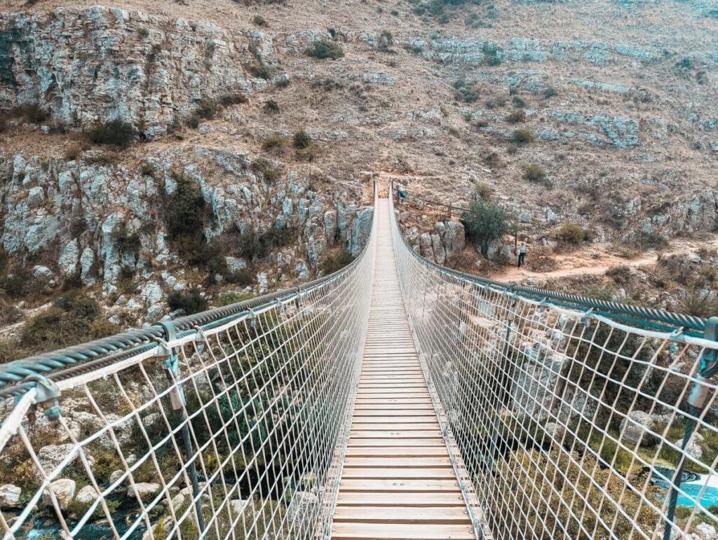 Tibetanische Hängebrücke über die Schlucht von Matera