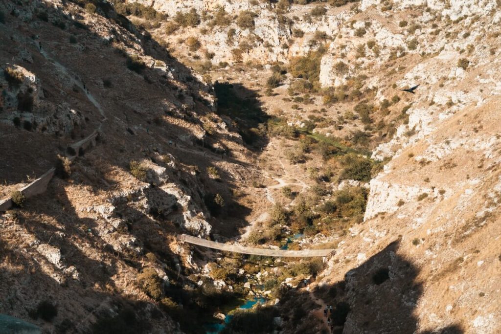 Hängebrücke über die Schlucht von Matera.