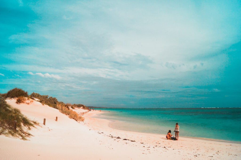 Urlauber am Strand an der Turquoise Bay in Australien