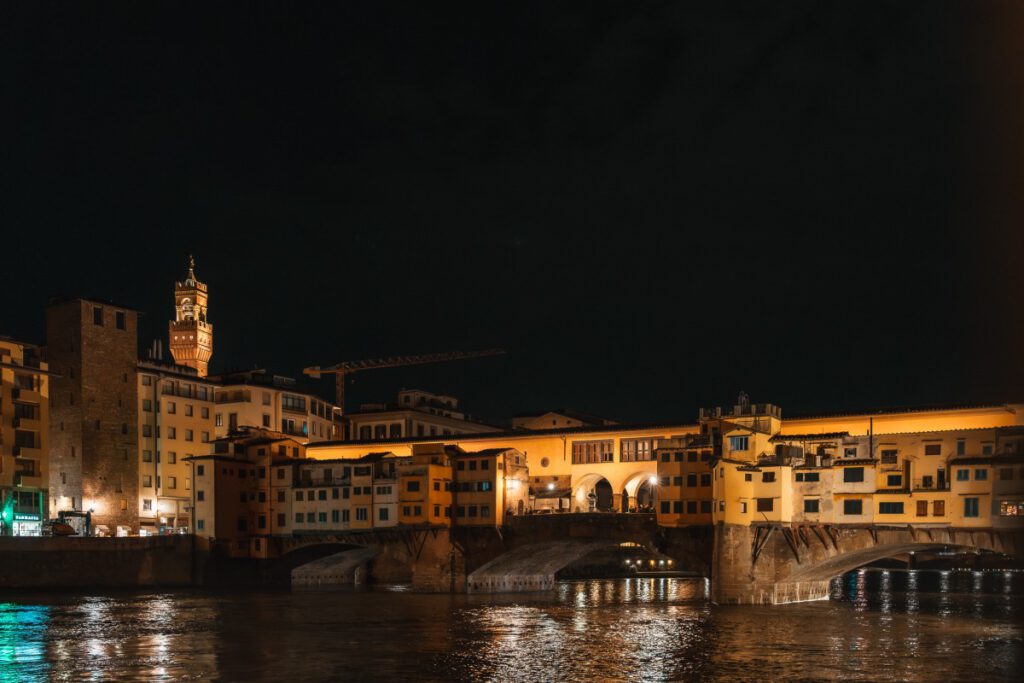 Blick auf die Ponte Veggio bei Nacht von der Terrazza Vittorio Vettori.