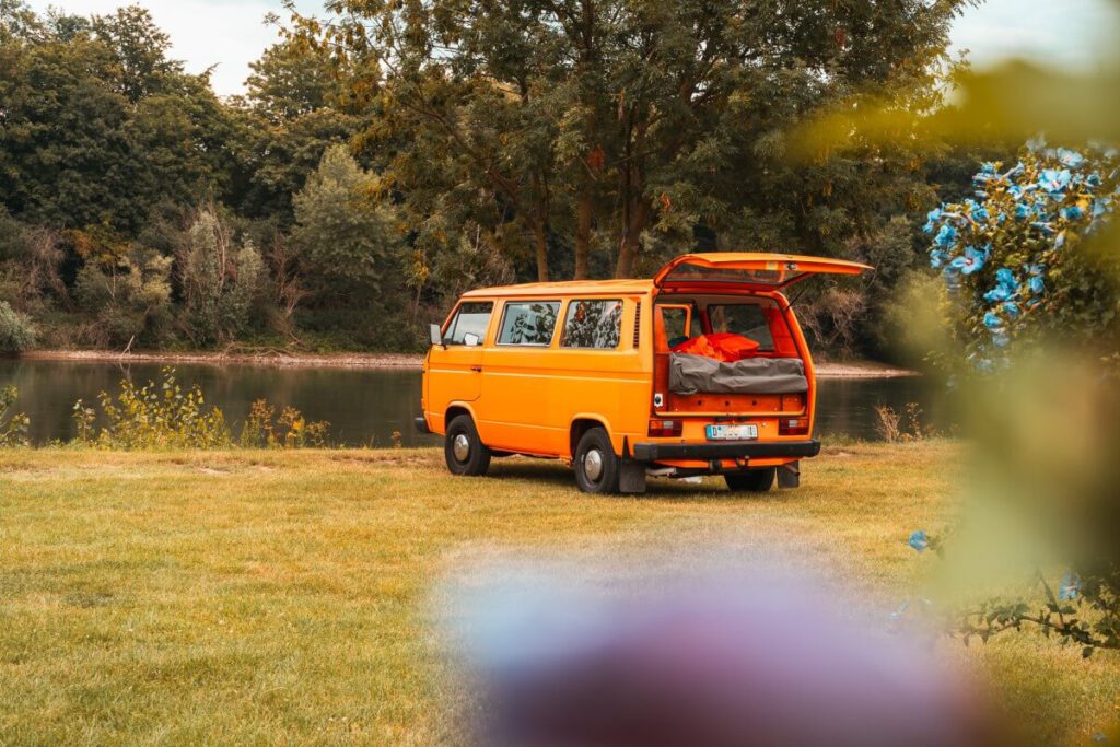 T3 Van, der mit Hilfe dieser Roadtrip Packliste beladen wurde